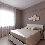 Aurora Light - New 2026 - Private Gardens - Pool - Parking *