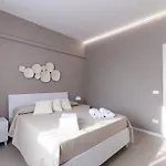 Aurora Light - New 2026 - Private Gardens - Pool - Parking * Desenzano del Garda