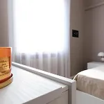 Aurora Light - New 2026 - Private Gardens - Pool - Parking Apartamento Desenzano del Garda
