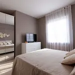 Aurora Light - New 2026 - Private Gardens - Pool - Parking