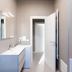 Aurora Light - New 2026 - Private Gardens - Pool - Parking *