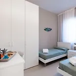 Aurora Light - New 2026 - Private Gardens - Pool - Parking *
