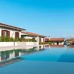 Aurora Light - New 2026 - Private Gardens - Pool - Parking Apartamento *