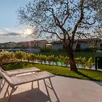 Aurora Light - New 2026 - Private Gardens - Pool - Parking Desenzano del Garda