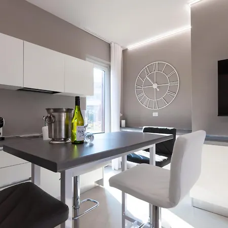 Apartamento Aurora Light - New 2026 - Private Gardens - Pool - Parking *