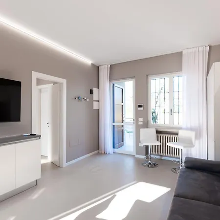 Aurora Light - New 2026 - Private Gardens - Pool - Parking Desenzano del Garda