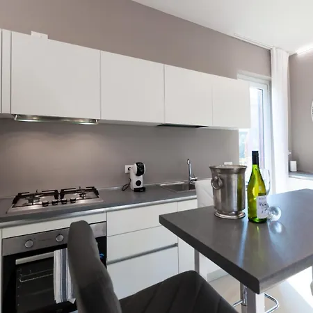 Apartamento Aurora Light - New 2026 - Private Gardens - Pool - Parking *